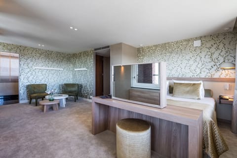 Panoramic Suite, 1 King Bed, Jetted Tub, Tower | Minibar, in-room safe, desk, soundproofing