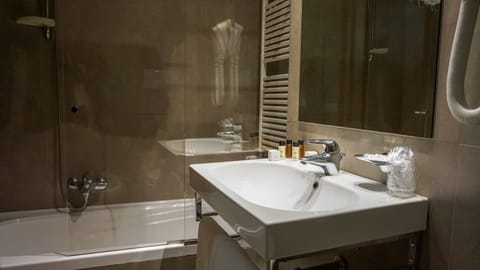 Suite | Bathroom | Combined shower/tub, hair dryer, bidet, towels