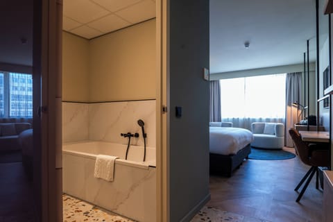 Executive Room, 2 Twin Beds | Hypo-allergenic bedding, minibar, in-room safe, desk