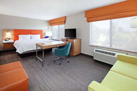 Room | Premium bedding, in-room safe, desk, laptop workspace