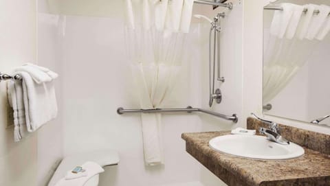 Combined shower/tub, towels