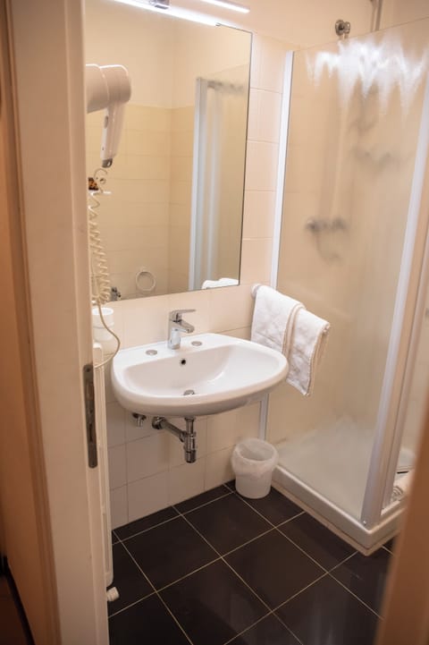 Classic Double Room Single Use | Bathroom | Free toiletries, hair dryer, bidet, towels