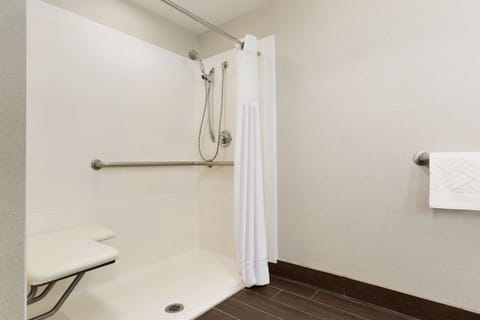 Room, Accessible, Non Smoking | Bathroom | Combined shower/tub, free toiletries, hair dryer, towels