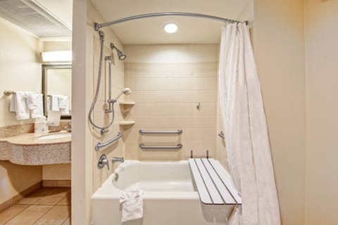 Combined shower/tub, designer toiletries, hair dryer, towels