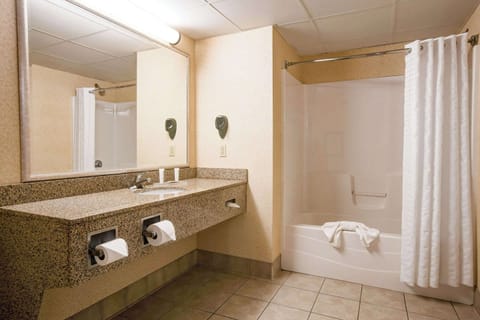 Combined shower/tub, hair dryer, towels