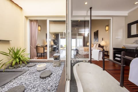 Suite, Ocean View | Bathroom | Free toiletries, hair dryer, bathrobes, slippers