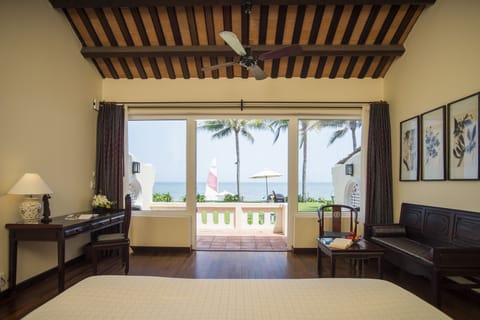 Deluxe Room, Ocean View | Minibar, in-room safe, desk, free cribs/infant beds