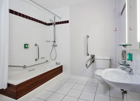 Executive Room | Bathroom | Combined shower/tub, free toiletries, hair dryer, towels