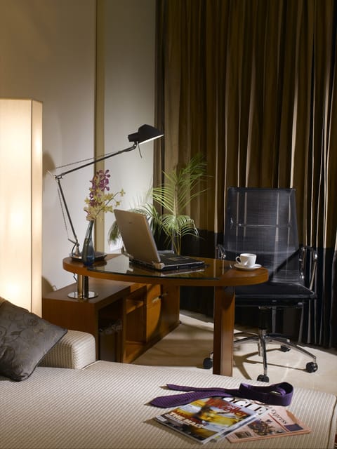 Executive Suite | Premium bedding, minibar, in-room safe, desk