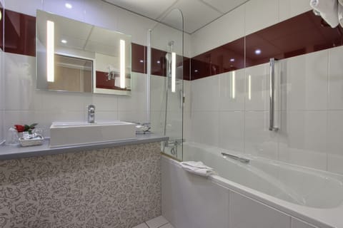 Combined shower/tub, free toiletries, hair dryer, towels