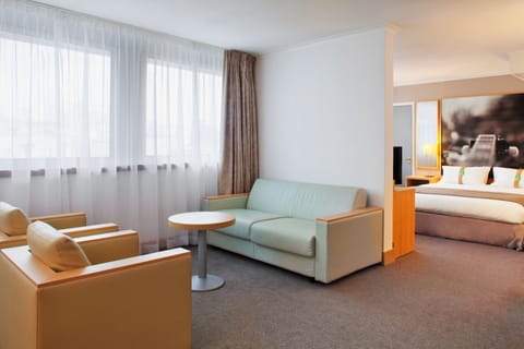 Suite, 1 Double Bed | Premium bedding, in-room safe, desk, soundproofing