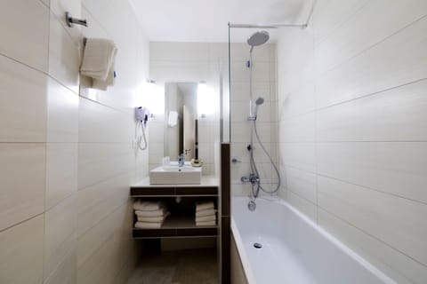 Quadruple Room, Bathtub | Bathroom | Free toiletries, hair dryer, towels, soap