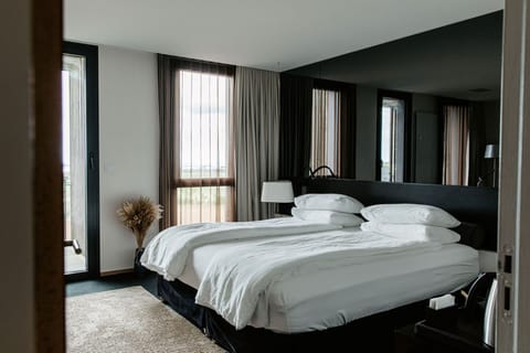 Junior Suite, 1 King Bed | Premium bedding, in-room safe, desk, blackout drapes