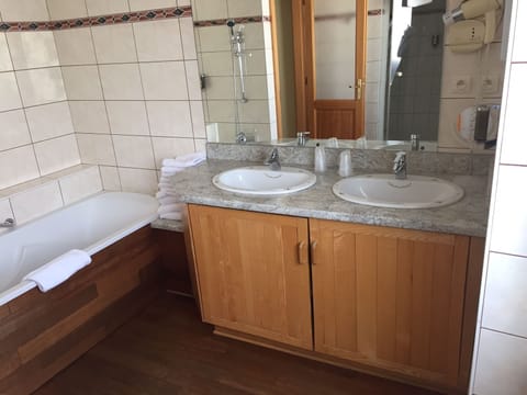 Quadruple Room | Bathroom | Hair dryer, towels