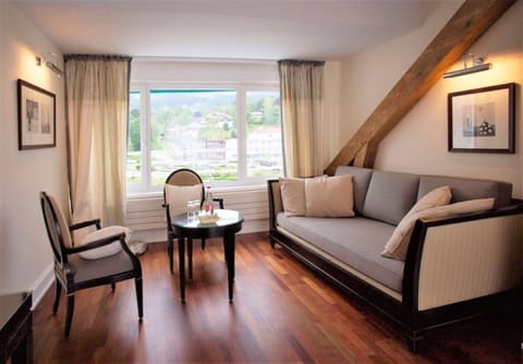 Junior Suite - Lake View and Spa Accès | Living area | 80-cm flat-screen TV with digital channels, TV