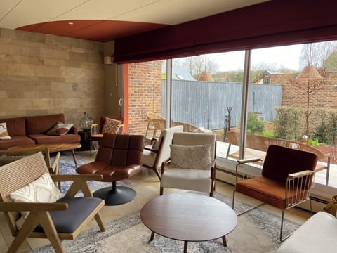 Breakfast and dinner served