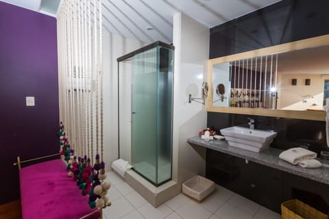 Deluxe Suite, 2 Bedrooms, Jetted Tub | Bathroom | Deep soaking tub, rainfall showerhead, free toiletries, hair dryer