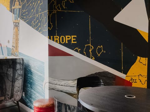 Serves breakfast, lunch, and dinner