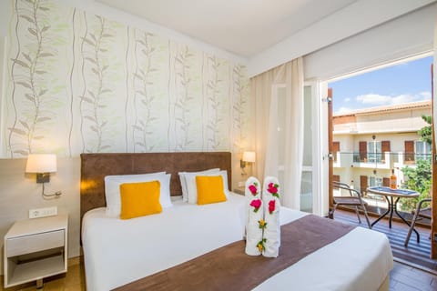 Standard Room, Partial Sea View | In-room safe, individually decorated, soundproofing, free WiFi