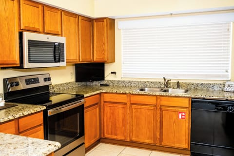 Royal Room, 1 Bedroom | Private kitchen | Microwave, coffee/tea maker, cookware/dishes/utensils