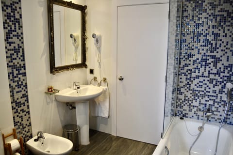 Family Room, Balcony | Bathroom | Shower, free toiletries, towels