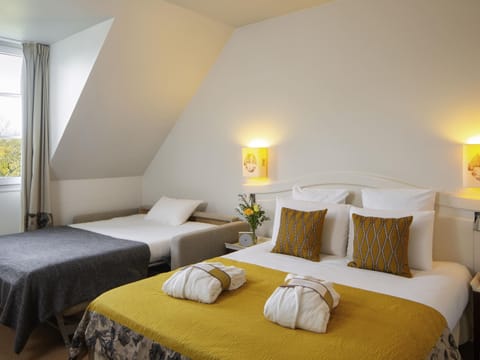 Junior Suite, 1 Double Bed | Select Comfort beds, free minibar items, in-room safe, blackout drapes