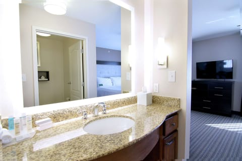 Studio Suite, 1 King Bed, Non Smoking | Bathroom | Free toiletries, hair dryer, towels