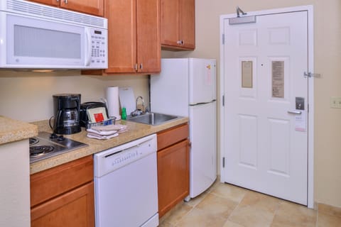 Fridge, microwave, stovetop, dishwasher