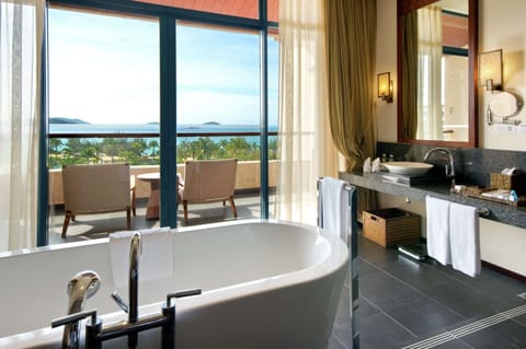 Twin Deluxe Ocean View Room | Bathroom | Separate tub and shower, deep soaking tub, rainfall showerhead