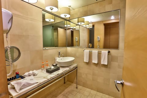Camino Real Club King | Bathroom | Shower, rainfall showerhead, free toiletries, hair dryer