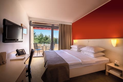 Room for 2 Seaside | Desk, bed sheets