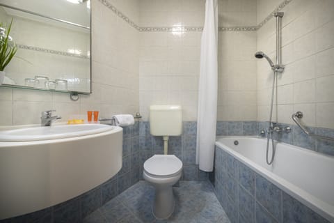 Room for 2+1 Seaview | Bathroom | Bathtub, hair dryer, towels, soap