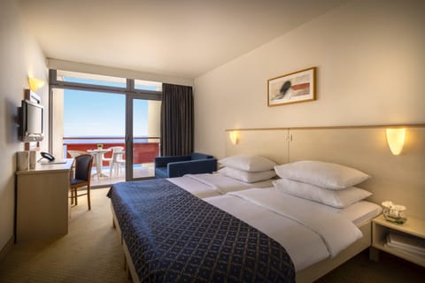 Room for 2+1 Seaview | Desk, bed sheets