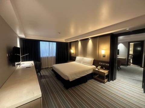 Executive Suite, 1 Bedroom, Non Smoking, City View | Premium bedding, minibar, in-room safe, desk