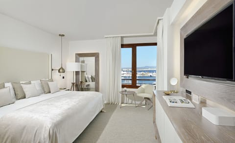 Master Suite Red Level Sea Cathedral View | Premium bedding, minibar, in-room safe, desk