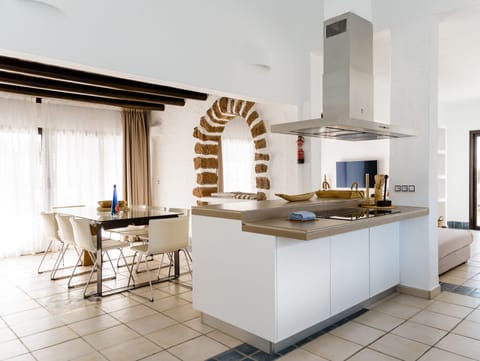 Villa deluxe, 4 habitaciones, piscina privada climatizada | Private kitchen | Full-size fridge, microwave, stovetop, dishwasher