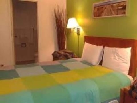 Standard Room, 1 Queen Bed | In-room safe, desk, iron/ironing board, free WiFi