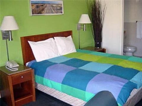 Standard Room, 1 Queen Bed | In-room safe, desk, iron/ironing board, free WiFi