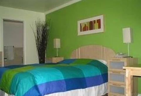 Standard Room, 1 Queen Bed | In-room safe, desk, iron/ironing board, free WiFi