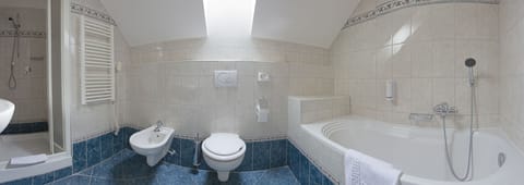 Suite | Bathroom | Free toiletries, hair dryer, bidet, towels