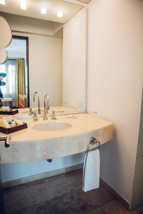 Junior Suite | Bathroom | Shower, rainfall showerhead, free toiletries, hair dryer