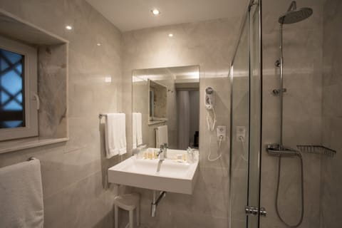 Standard Double Room, Terrace | Bathroom | Free toiletries, hair dryer, bidet, towels