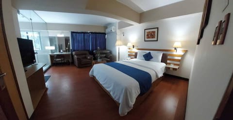 Deluxe Suite, 1 Queen Bed | In-room safe, desk, soundproofing, free WiFi