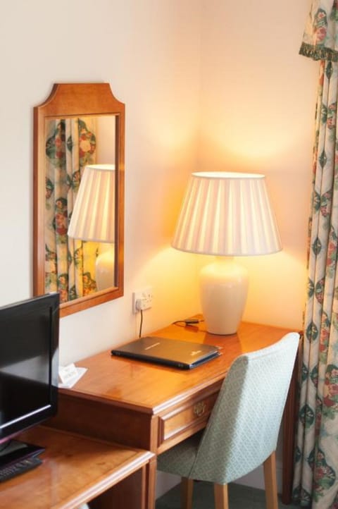 Classic Twin Room | Desk, laptop workspace, iron/ironing board, free WiFi