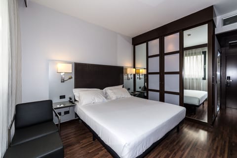 Standard Room, 1 King Bed, Non Smoking | Premium bedding, minibar, in-room safe, desk