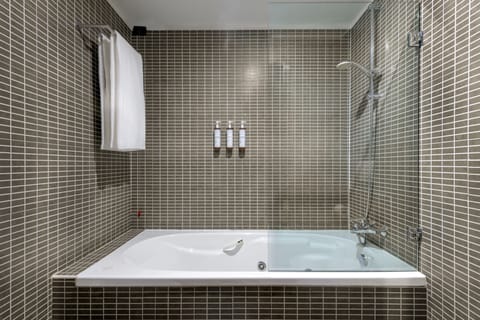 Combined shower/tub, deep soaking tub, free toiletries, hair dryer