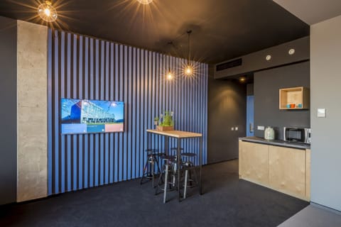 Family Studio | Desk, soundproofing, iron/ironing board, rollaway beds