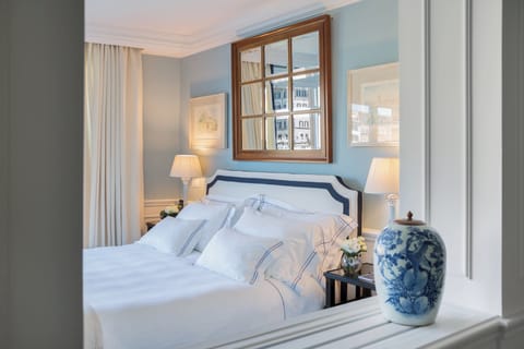 Signature Suite (Signature) | Hypo-allergenic bedding, minibar, in-room safe, desk