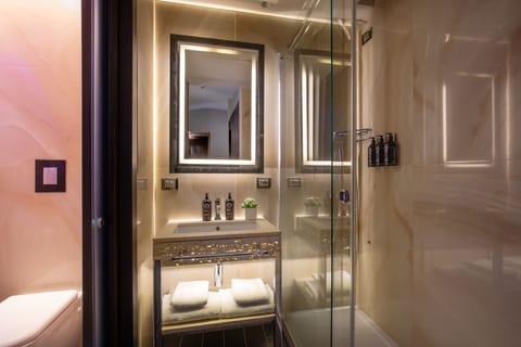 Classic Double or Twin Room | Bathroom | Shower, eco-friendly toiletries, hair dryer, bidet