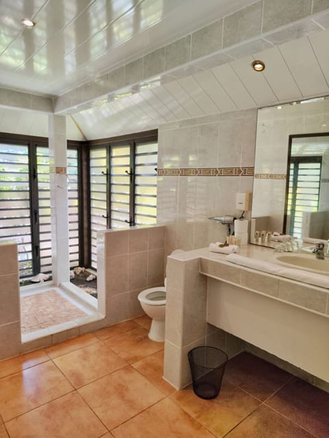 Lagoon Family Bungalow | Bathroom | Shower, free toiletries, towels